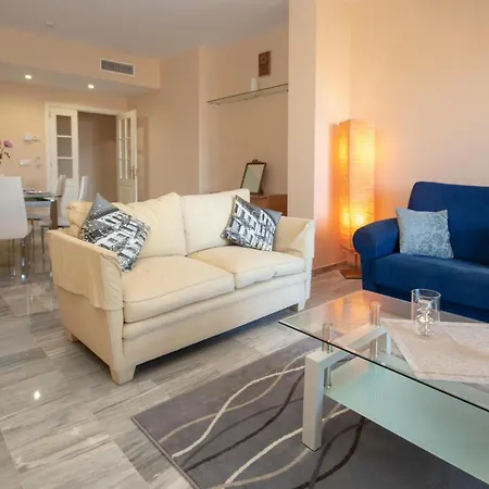 2 Bedroom Awesome In Διαμέρισμα Μαρμπέλλα